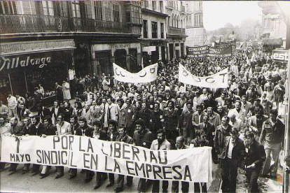 Manifestación con motivo del día 1 de mayo a su paso por la calle Santiago en los años 70