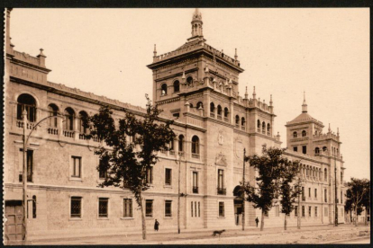 Vista de la fachada principal de la Academia de Caballería en 1924, se observa que el edificio está todavía en obras por los cerramientos