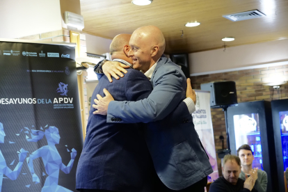 El emotivo abrazo entre Mike Hansen y Juan Antonio Corbalán en Los Desayunos de la APDV.