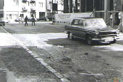 La calle Alamillos en 1970 con un coche modelo Seat 1500 circulando por la vía