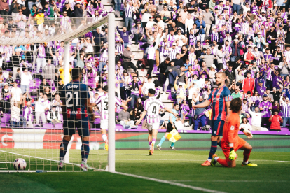 Meseguer, en segundo plano, celebra su gol ante la SD Huesca