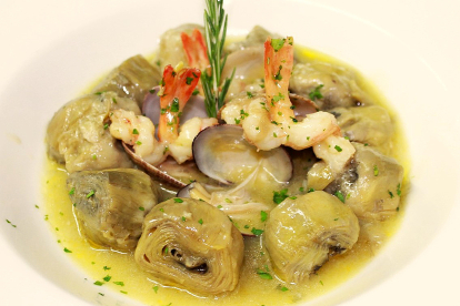 ALCACHOFAS CON ALMEJAS Y GAMBAS