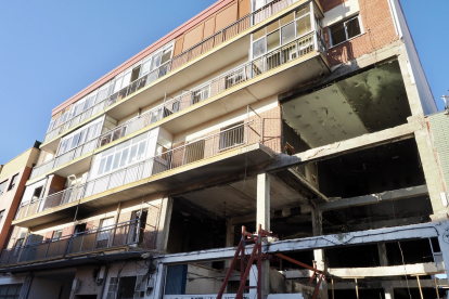 Estado del edificio afectado por la explosión de gas de la calle Goy, con las viviendas ‘desaparecidas’ a la derecha