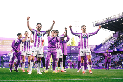 El Real Valladolid celebra su último triunfo ante el Huesca.