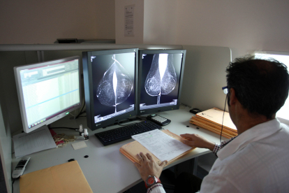 Un radiólogo observa las imágenes tomadas por el mamógrafo en el Hospital Río Hortega de Valladolid.