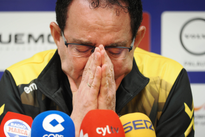 Miguel Ángel Peñas rompe a llorar en la rueda de prensa previa al partido que jugará el Aula ante el Granollers.