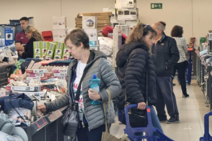 Gente comprando en el nuevo Aldi de Parquesol.