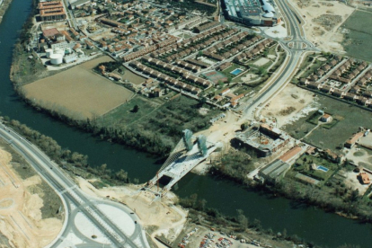 Vista de las obras de construcción del puente de la Hispanidad en 1999