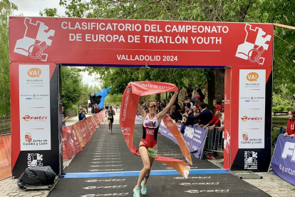 La vallisoletana Alba Núñez entra en la meta como ganadora en categoría juvenil.