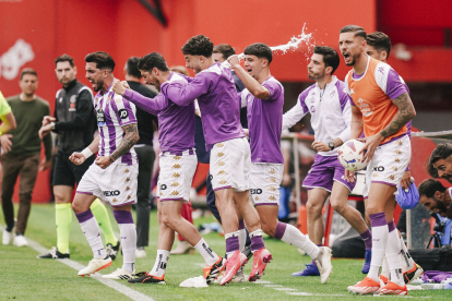El Real Valladolid celebra eufórico su último triunfo en Anduva.