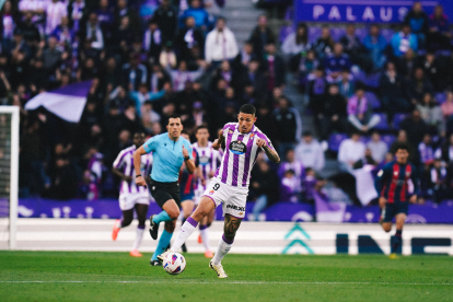 Marcos André conduce el balón ante el Huesca.
