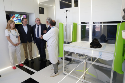 El presidente de la Asociación Española contra el Cáncer en Valladolid, Artemio Domínguez, y el consejero de Sanidad, Alejandro Vázquez, visitan la habitación espacial del Hospital Clínico.