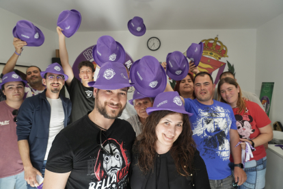 JPeñistas del Real Valladolid, con el sombrero lanzado por la Federación y este diario.