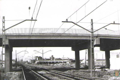 El paso elevado sobre las vías en el polígono Argales en 1970