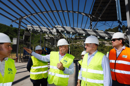 El alcalde de Valladolid, Jesús Julio Carnero, durante la visita a las obras de ampliación del Centro de Tratamiento de Residuos