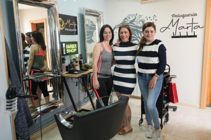 Sonia Garrote, Marta Posac y Miriam Pinto, dueña, trabajadora y clienta de la peluquería 