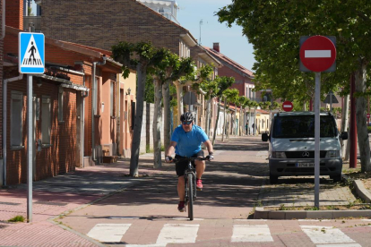 Un hombre circula con bicicleta por la Cañada Real