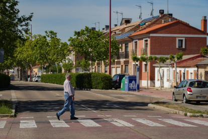 Un vecino cruza la calle Cañada Real