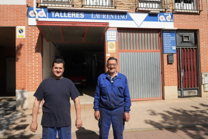 Laurentino de la Fuente padre e hijo posan junto a su negocio 'Talleres Laurentino'