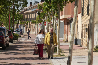 Vecinos pasean por la Cañada Real