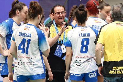 Peñas da órdenes durante la Copa de la Reina