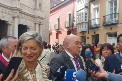 La concejala de Cultura, Irene Carvajal y el alcalde de Valladolid, Jesús Julio Carnero, atienden a los medios durante la celebración de los actos en honor a San Pedro Regalado.