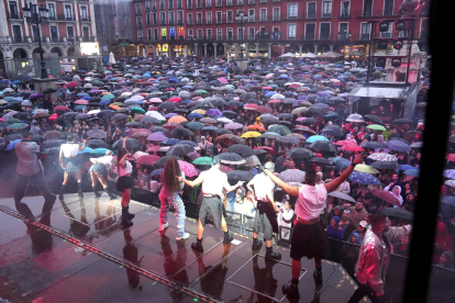 Feria de San Pedro Regalado. Concierto de la Orquesta Panorama en la Plaza Mayor.