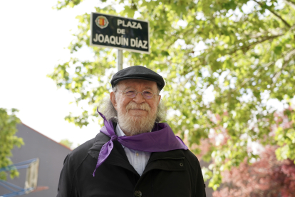 El alcalde de Valladolid, Jesús Julio Carnero, inaugura la plaza de Joaquín Díaz, junto al propio músico y folclorista y miembros de la Asociación de vecinos Barrio de San Isidro.