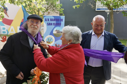 El alcalde de Valladolid, Jesús Julio Carnero, inaugura la plaza de Joaquín Díaz, junto al propio músico y folclorista y miembros de la Asociación de vecinos Barrio de San Isidro.