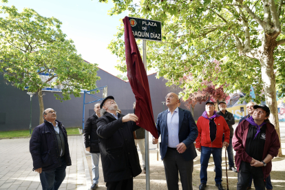 El alcalde de Valladolid, Jesús Julio Carnero, inaugura la plaza de Joaquín Díaz, junto al propio músico y folclorista y miembros de la Asociación de vecinos Barrio de San Isidro.