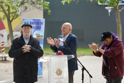 El alcalde de Valladolid, Jesús Julio Carnero, inaugura la plaza de Joaquín Díaz, junto al propio músico y folclorista y miembros de la Asociación de vecinos Barrio de San Isidro.