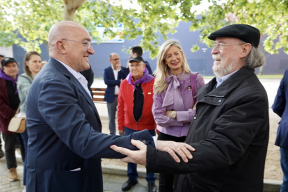 El alcalde de Valladolid, Jesús Julio Carnero, inaugura la plaza de Joaquín Díaz, junto al propio músico y folclorista y miembros de la Asociación de vecinos Barrio de San Isidro.