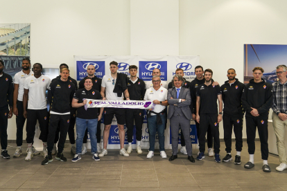 La plantilla del UEMC Real Valladolid Baloncesto posa en las instalaciones de Hyundai Talleres y Grúas Ávila durante el Media Day antes de los Playoffs.