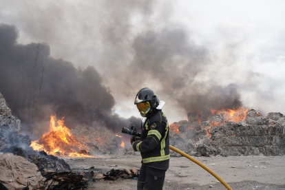 Incendio en una planta de reciclaje en Aldeamayor