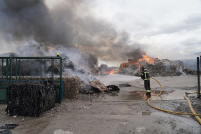 Incendio en una planta de reciclaje en Aldeamayor