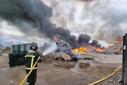 Incendio en una planta de reciclaje en Aldeamayor