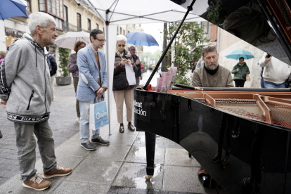 Vallisoletanos tocando el piano en la calle