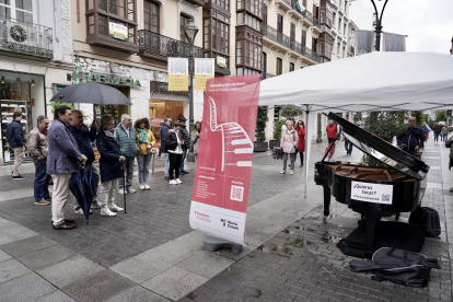 Vallisoletanos tocando el piano en la calle