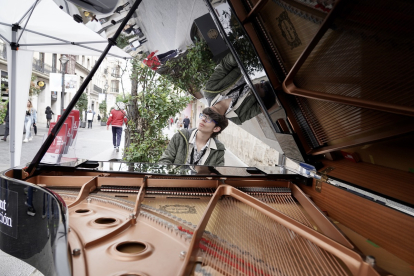 Vallisoletanos tocando el piano en la calle