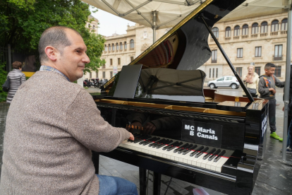 Vallisoletanos tocando el piano en la calle