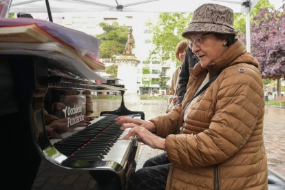 Vallisoletanos tocando el piano en la calle