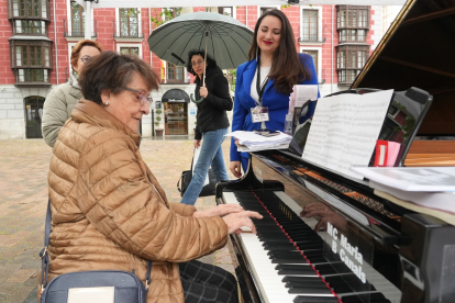 Vallisoletanos tocando el piano en la calle