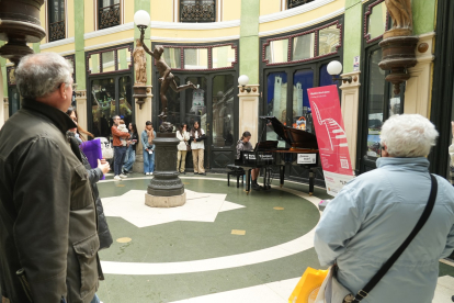 Vallisoletanos tocando el piano en la calle