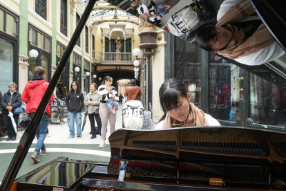 Vallisoletanos tocando el piano en la calle