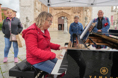 Vallisoletanos tocando el piano en la calle