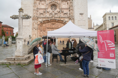 Vallisoletanos tocando el piano en la calle