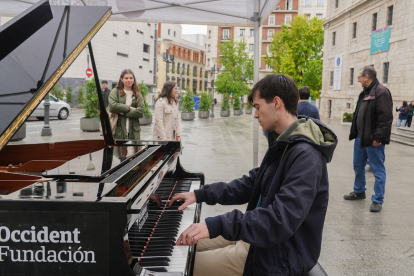 Vallisoletanos tocando el piano en la calle