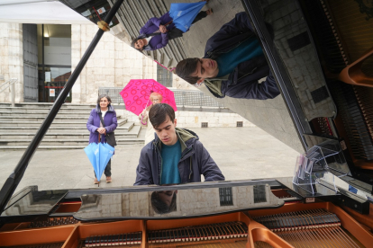 Vallisoletanos tocando el piano en la calle