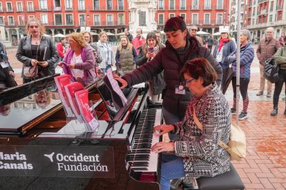 Vallisoletanos tocando el piano en la calle