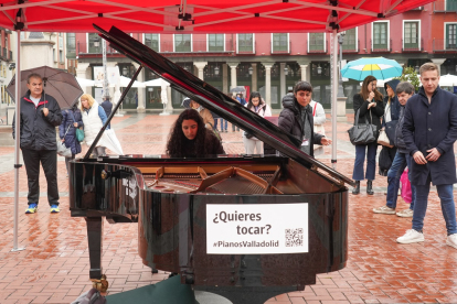 Vallisoletanos tocando el piano en la calle